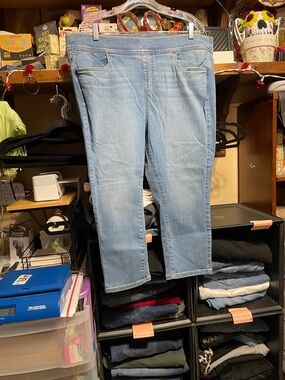 #238 size 2 torrid NWT Light Wash Denim crop lean jeans